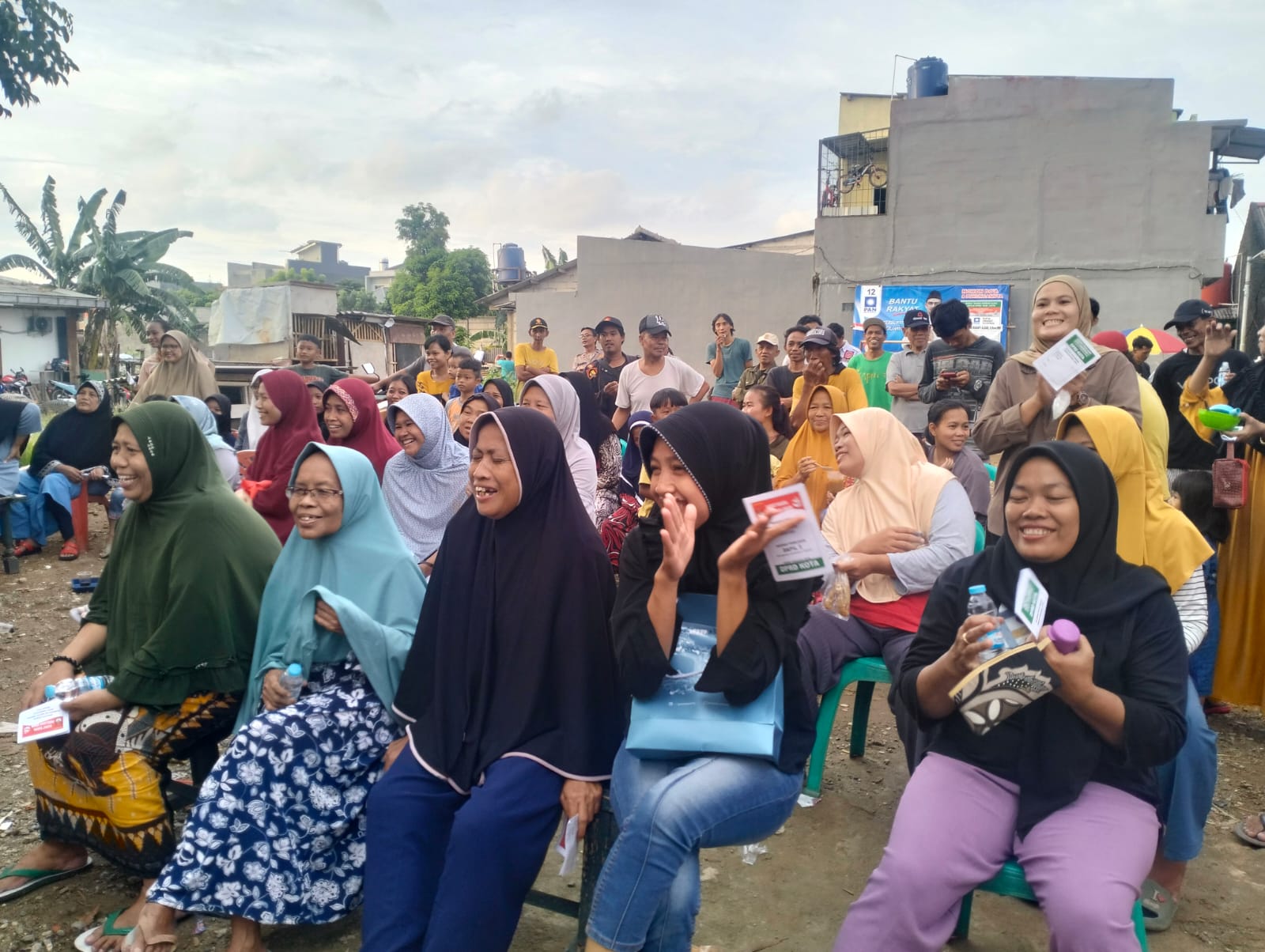 Gelar Bazar Sembako Murah di Petir, Caleg Partai Gerindra Gita Andjani Ingin Ringankan Beban Kebutuhan Warga