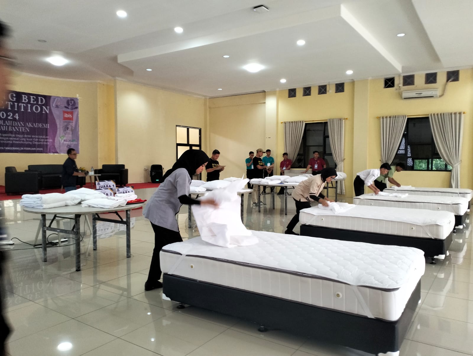Antusiasnya Siswa SMK Ikuti Making Bed Competition yang Digelar IHKA Banten