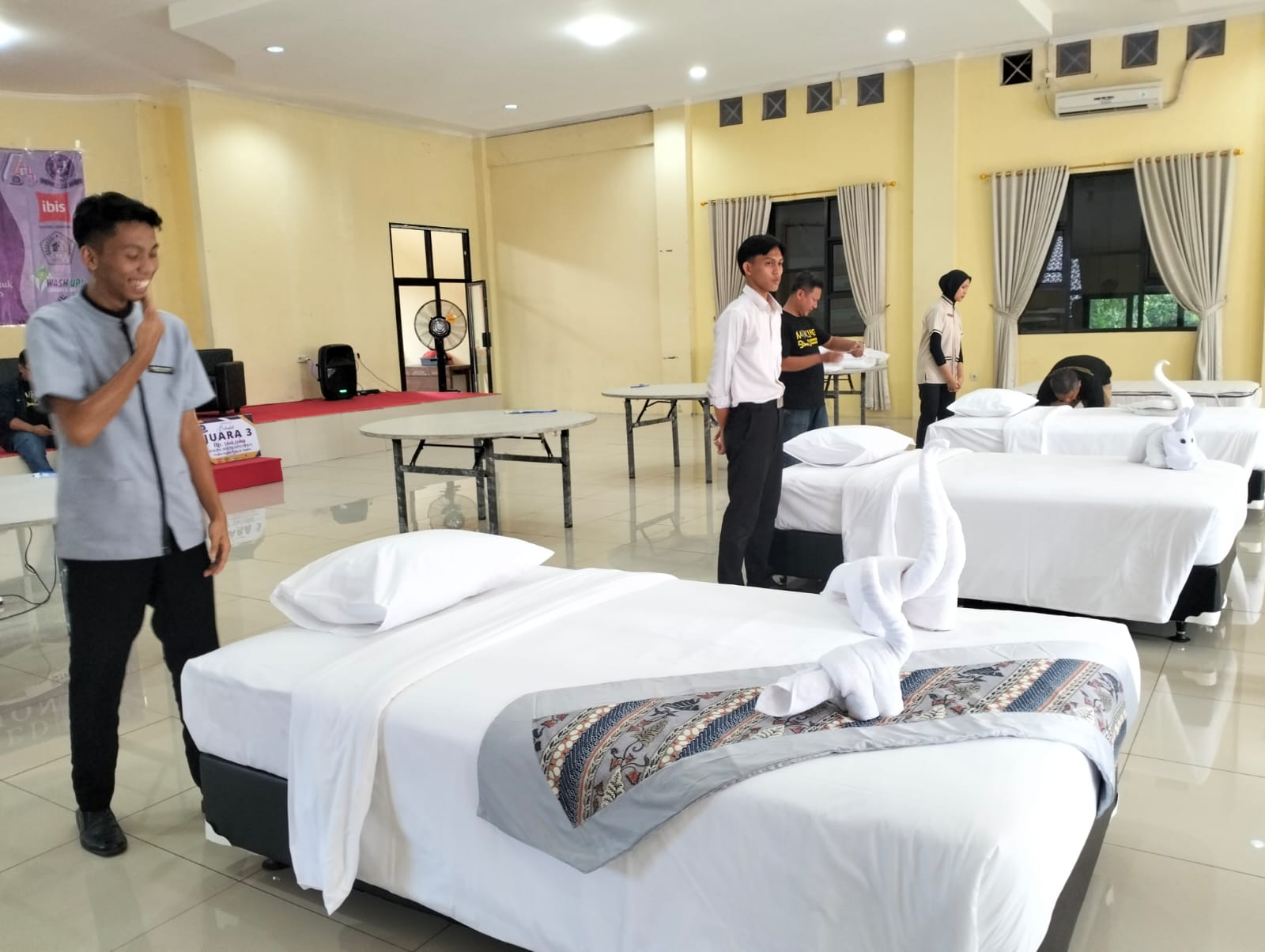 Antusiasnya Siswa SMK Ikuti Making Bed Competition yang Digelar IHKA Banten