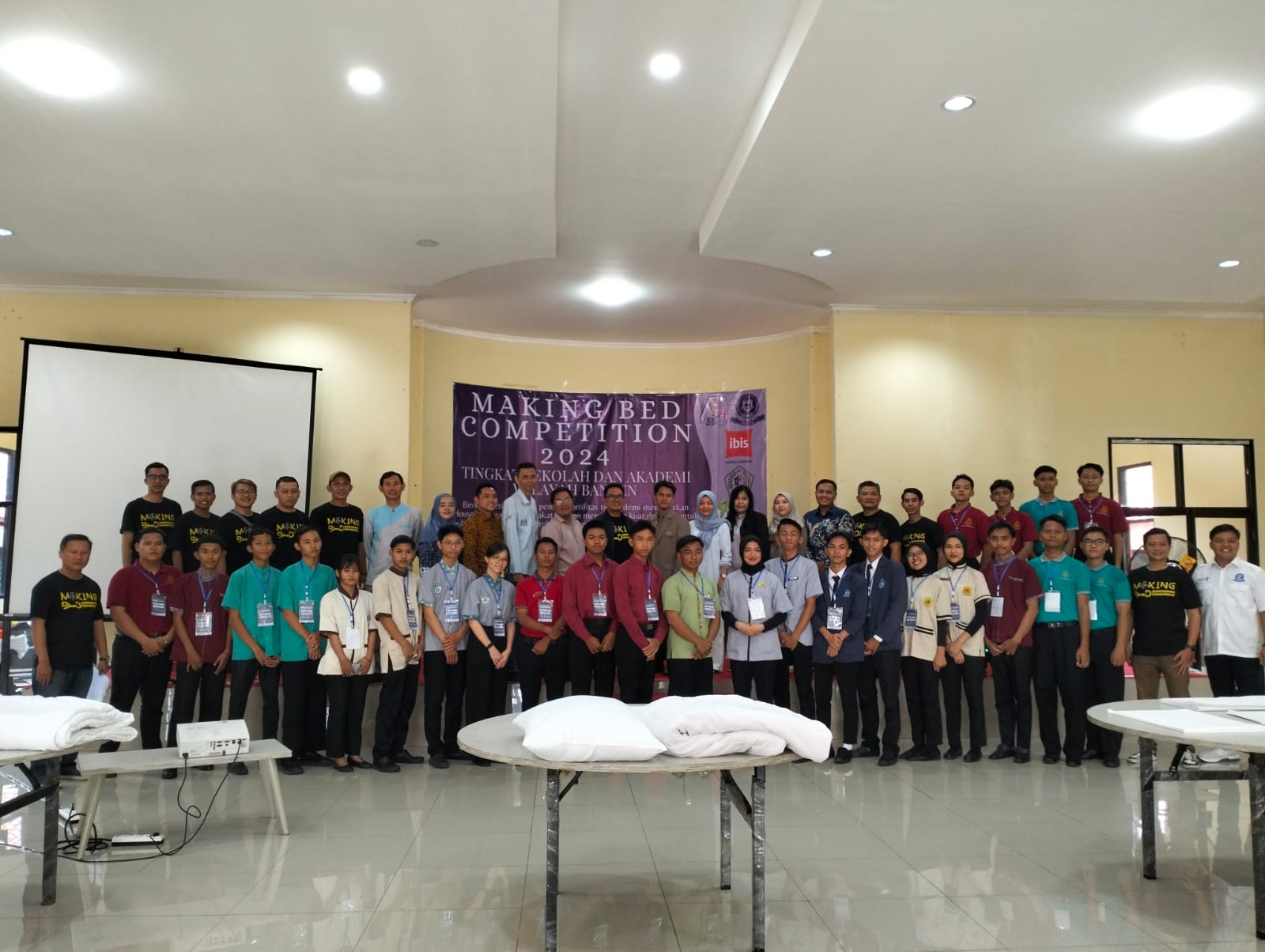 Antusiasnya Siswa SMK Ikuti Making Bed Competition yang Digelar IHKA Banten