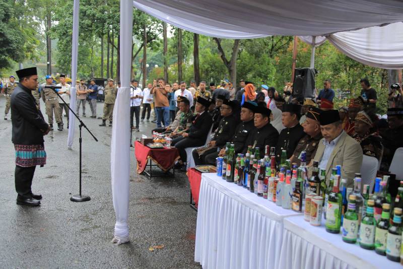 Di HUT ke-31 Kota Tangerang Sebanyak 2.588 Botol Minuman Keras Dimusnahkan