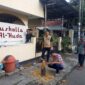Aparat Kelurahan Sukarasa Monitoring Kerja Bakti Warga Membersihkan Musola Sambut Bulan Ramadan 1445 Hijriah