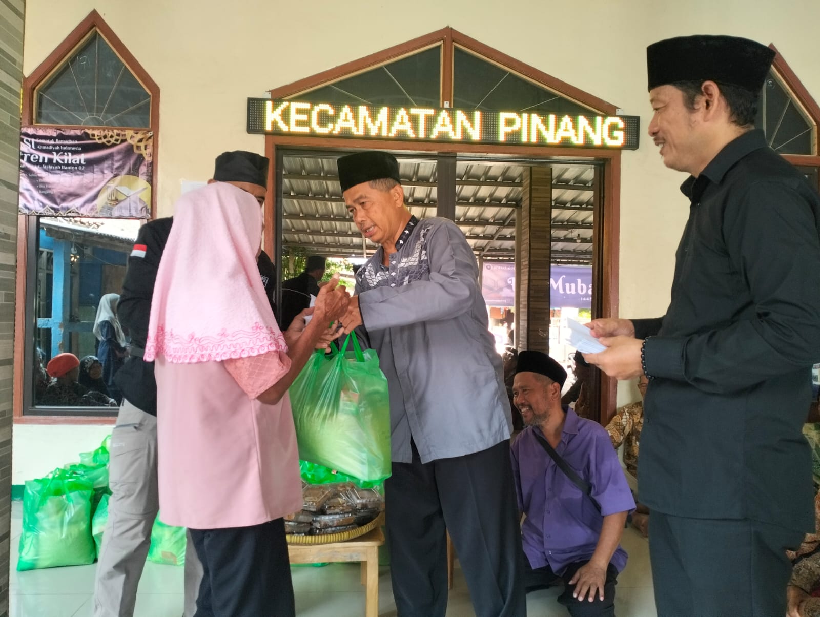JAI Cabang Panunggangan Timur Bagikan Sembako Kepada Puluhan Dhuafa di Sekitar Masjid An Nashr