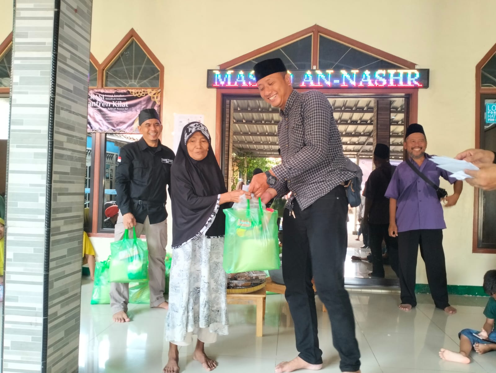 JAI Cabang Panunggangan Timur Bagikan Sembako Kepada Puluhan Dhuafa di Sekitar Masjid An Nashr