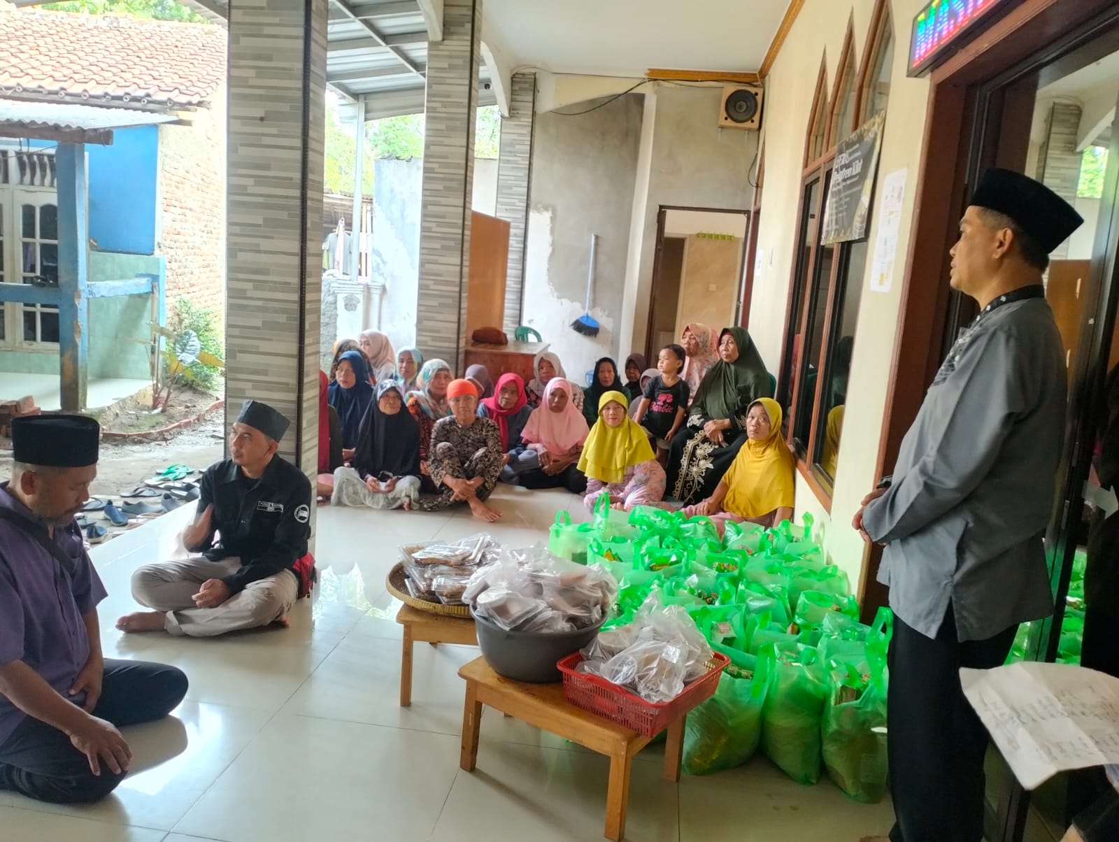 JAI Cabang Panunggangan Timur Bagikan Sembako Kepada Puluhan Dhuafa di Sekitar Masjid An Nashr