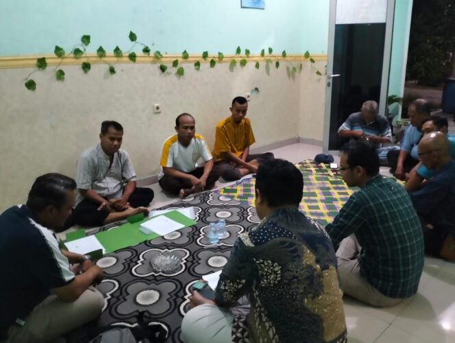 
					Pertemuan warga perumahan Sangiang Islamic Villlage dengan CEO Rumahku Surgaku dan pengembang untuk menandatangani nota kesepakatan percepatan pembangunan infrastruktur lingkungan perumahan.(ist)