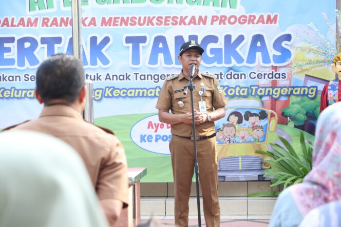 
					Lurah Pajang Dr Abdul Khoir memberikan sambutan dan arahan dalam kegiatan apel pagi gabungan program Gertak Tangkas tingkat Kelurahan Pajang.(iws)
