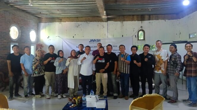 
					Foto bersama usai melakukan konsolidasi rapat kerja antara Pengda JMSI Banten dan sejumlah Pengcab JMSI di Banten.(ist)