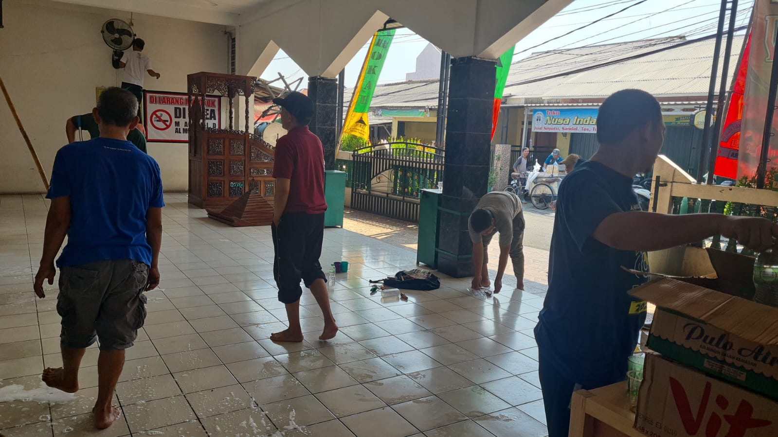 Sambut Maulid Agung Nabi Muhammad SAW, Jamaah Masjid Al Mubarokah Gaga Melakukan Bersih-bersih Masjid
