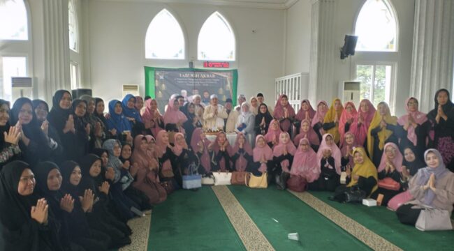 Foto bersama pengurus Permata dan anggota bersama para ulama dan habaib.(setia)