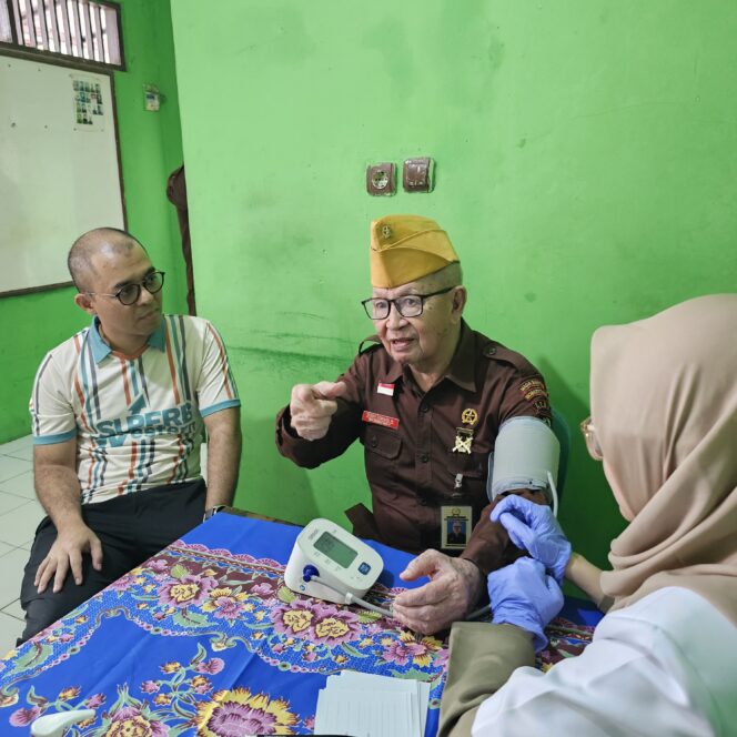 
					General Manager Consumer Business Telkomsel Region Western Jabotabek, Purnama Adhiputra, bersama veteran perang sedang melakukan pemeriksaan kesehatan dan konsultasi gratis dari dokter perusahaan Telkomsel pada moment Hari Pahlawan 2024.(ist)