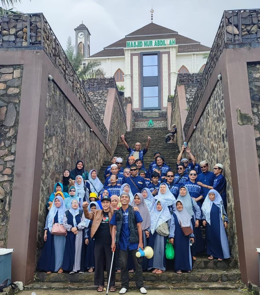 Memperingati Hari Disabilitas Internasional, Yayasan Mutiara Iman Madani (YMIM) mengadakan Wisata Religi bagi puluhan Tuna Netra ke Masjid Annajah Anyer Banten, Rabu 4 Desember 2024.