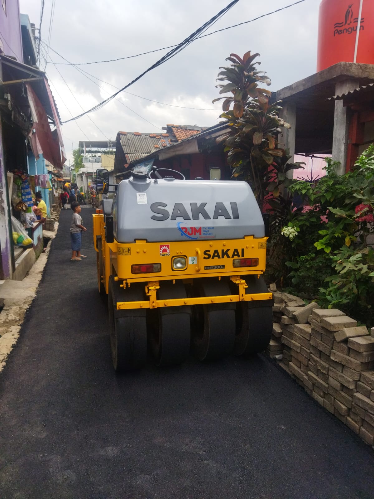 Dinas PUPR Kota Tangerang Lakukan Pengaspalan Jalan Mastam Raya di Cimone Karawaci