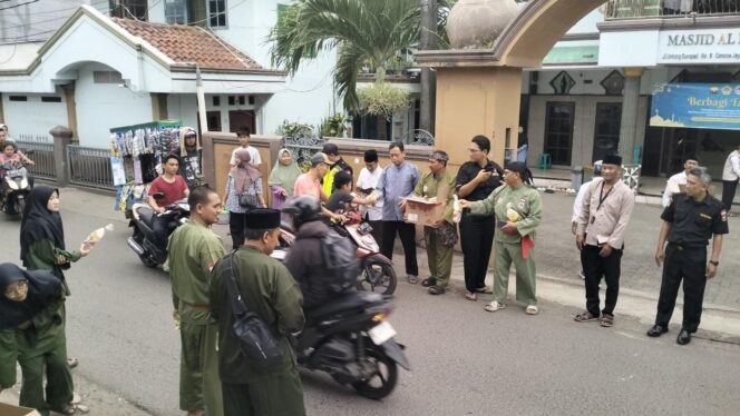 
					Pembagian takjil gratis oleh LDII, Persinas ASAD, dan Senkom Mitra Polri Kota Tangerang di Jalan Untung Suropati Karawaci.( setia/Jagadbanten) 