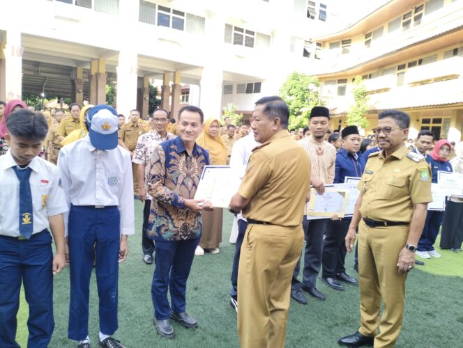 
					Ketua YCPI Iman Nurhadiansyah menerima penghargaan dari Pemerintah Kota Tangerang.(iwan/jagadbanten)