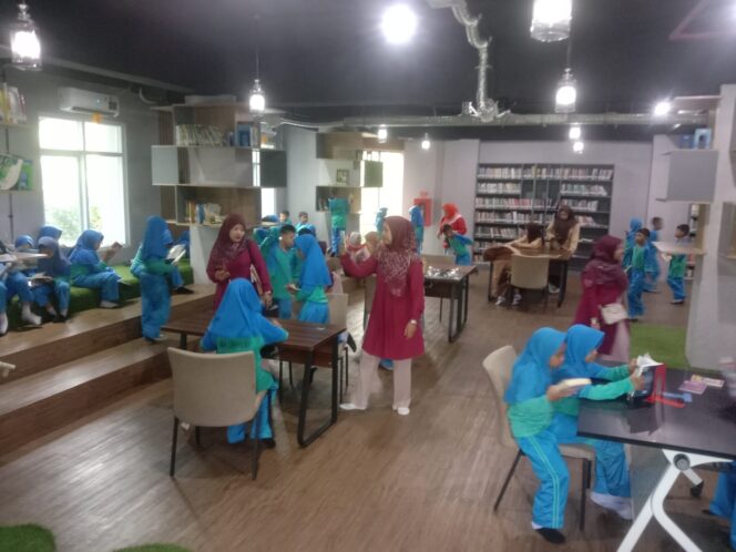 
					Para siswa SDN Cipondoh 1 sedang membaca di perpustakaan daerah Kota Tangerang.(ist)
