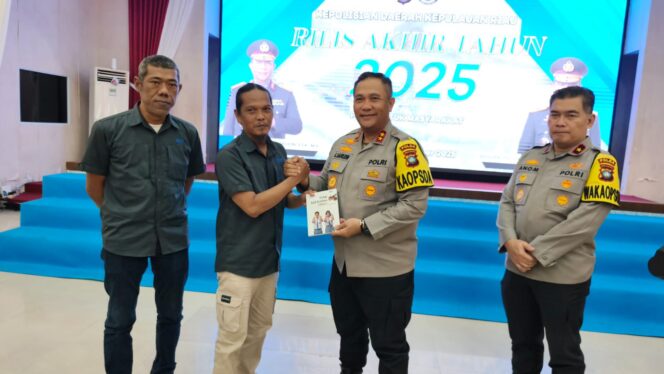 
					JMSI Kepri menyerahkan buku 'Tolak Jadi Korban TPPO' ke Kapolda Kepri.(ist)
