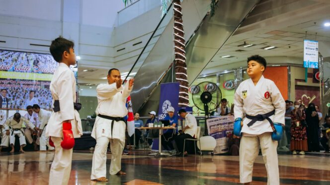 
					Karateka muda mengikuti  Ujian Kenaikan Tingkat Goju Ryu Ass Banten di Mall Metropolis.(ist)