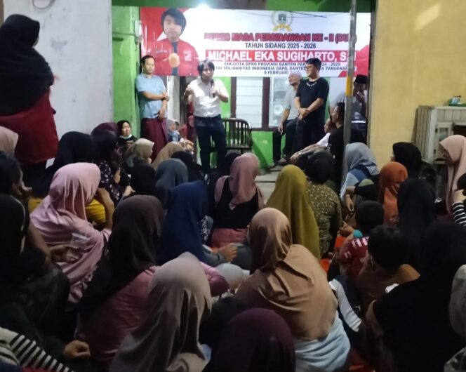 
					Anggota DPRD Proviinsi Banten, Michael Eka Sugiharto, saat reses di lingkungan warga Kelurahan Cipondoh, Kota Tangerang.(iwan)