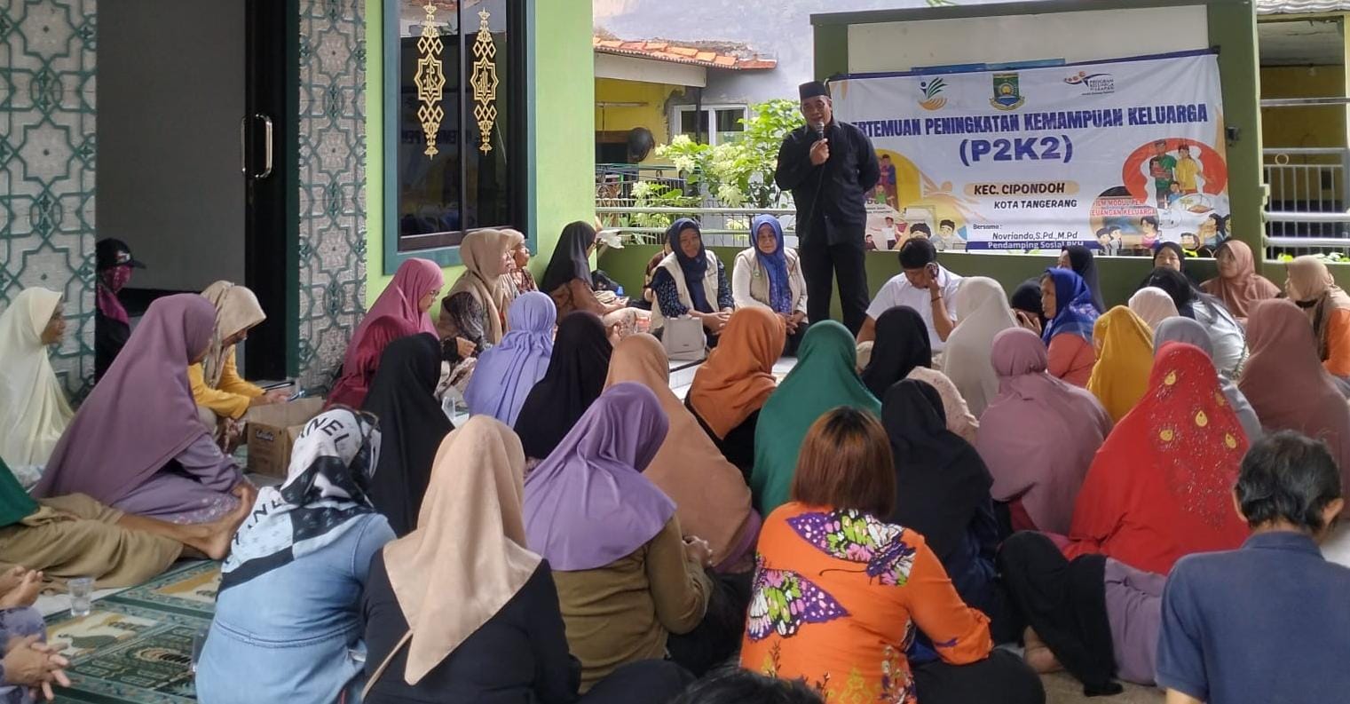 Ketua RW 08, Kelurahan Cipondoh, Sulaiman memberikan sambutan pada kegiatan P2K2 untuk penerima bansos PKH. (iwan)