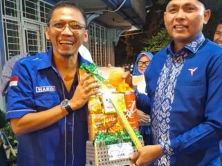 Pembagian paket Lebaran oleh Demokrat Tangsel menjelang Hari Raya Idul Fitri 1447 H.(ist)