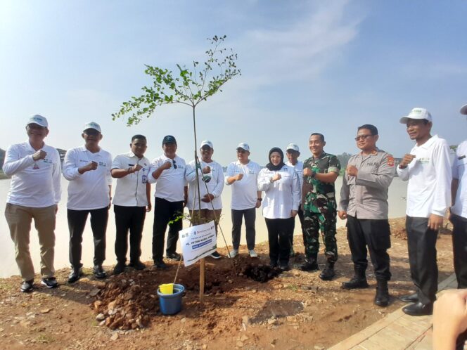 
					Peringati Hari Bumi, Banksasuci Foundation dan JMSI Banten tanam 1.000 pohon di Situ Cihuni.(ist)
