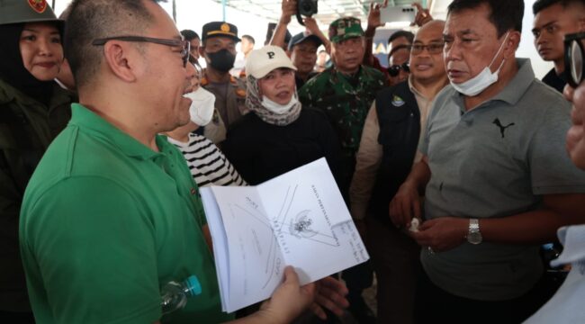 Bupati Tangerang, Moch. Maesyal Rasyid, bersama jajaran perangkat daerah dan unsur terkait, mengawal langsung pelaksaan penataan dan pembongkaran bangunan liar.di Sungai Cirarab.(ist)