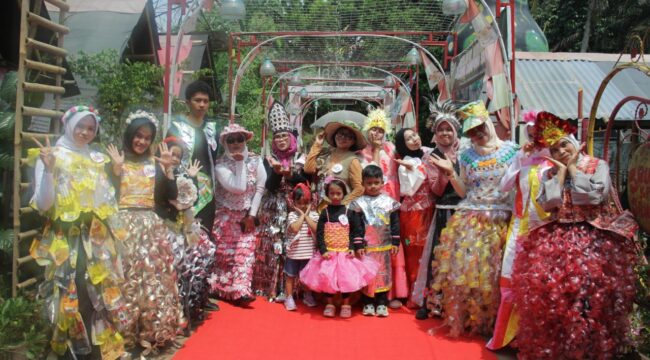 Kegiatan Hari Bumi 2026 sinergi Kemendagri, Yayasan Indah Berbagi, dan Ford Foundation di Desa Jabon Mekar, Bogor.(ist)