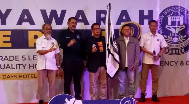 Ketua BPD IHKA Banten,Slamet Suprianto foto bersama usai pengukuhan.(ist) 