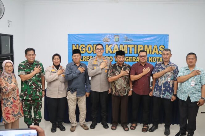 
					Polisi bersama warga dalam kegiatan Ngopi Kamtibmas membahas kejahatan anak dan pinjol yang meresahkan.(ist)
