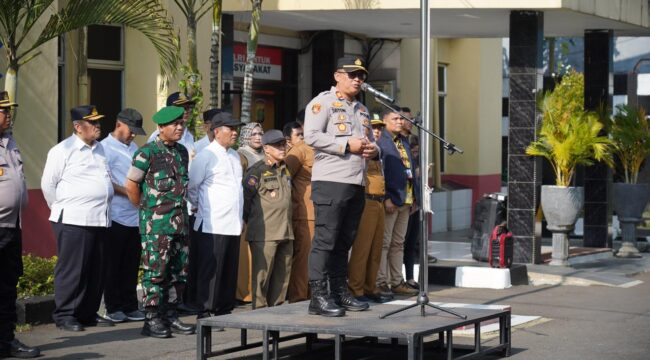 Petugas gabungan penerrtiban lahan bersertifikat di Rawa Bokor yang dilakukan secara persuasif.(ist) 