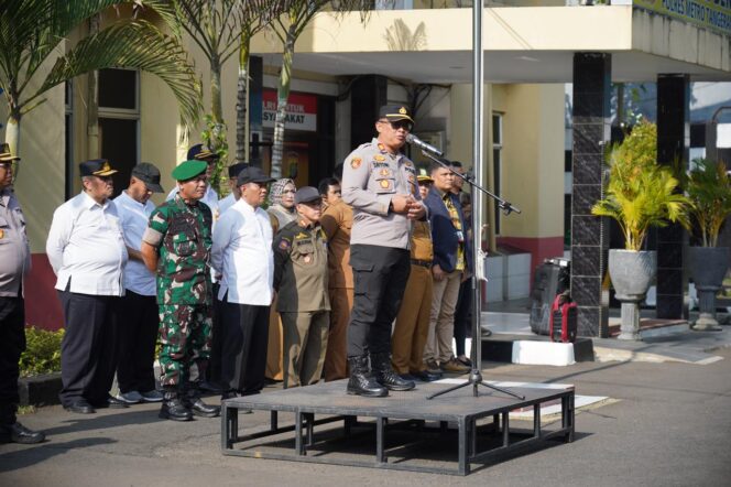 
					Petugas gabungan penerrtiban lahan bersertifikat di Rawa Bokor yang dilakukan secara persuasif.(ist) 