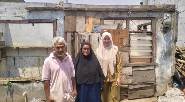 Didampingi Lurah Cipondoh, Septi Dwi Ratu Nirwana, Sri Wahyuni dan sang suami berfoto di depan rumahnya yang sedang dibedah.(jagadbanten/setia)