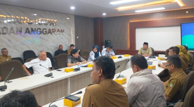 Suasana Rapat Dengar Pendapat antara Komisi 1 DPRD Kota Tangerang dengan manajemen Hotel Aston Cimone dan dinas terkait.(iwan)