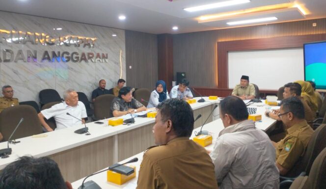 
					Suasana Rapat Dengar Pendapat antara Komisi 1 DPRD Kota Tangerang dengan manajemen Hotel Aston Cimone dan dinas terkait.(iwan)