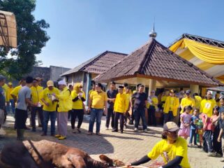 Penyembelihan hewan kurban oleh DPD Partai Golkar Kota Tangerang pada Idul Adha 1447 H tahun 2026 di Ponpes Daarussulthon, Kelurahan Kunciran, Kecamatan Pinang.(iwan)