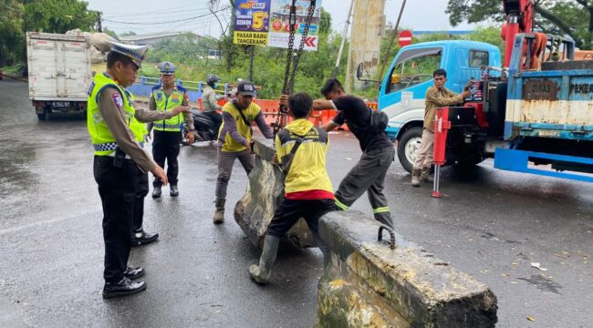 Rekayasa Lalin di Jembatan Bayur, Polisi dan PUPR pasang pembatas beton jalan.(Iist)
