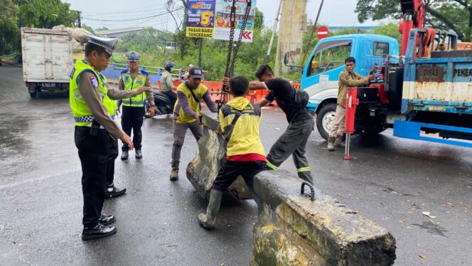 
					Rekayasa Lalin di Jembatan Bayur, Polisi dan PUPR pasang pembatas beton jalan.(Iist)
