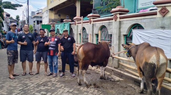 Jamaah Masjid Baitul Fuqoha Insani di Cipadu Jaya bersiap melakukan pemotongan hewan kurban pada Idul Adha 1447 H.(setia)