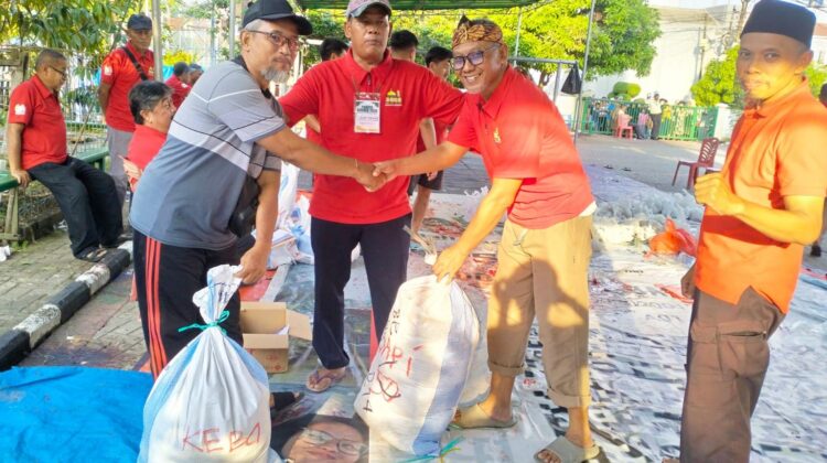 Penyerahan daging kurban untuk dibagikan ke warga  ke salah satu pengurus RT oleh Sekretaris DKM Masjid Al Muhajirin, Iwan Heryawan.(setia) 