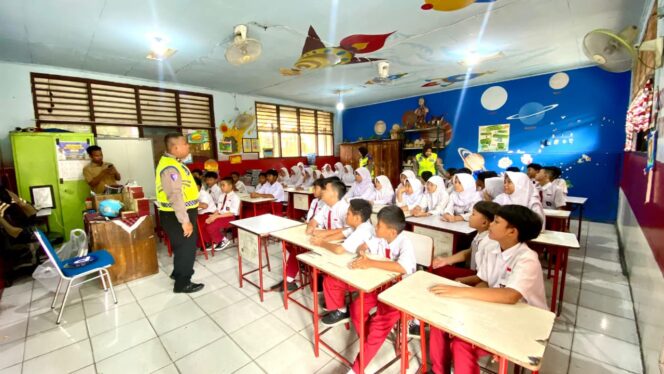 
					Sejumlah anggota Satuan Lalu Lintas Polres Metro Tangerang Kota saat menyambangi SD Negeri Cibodas. (ist)
