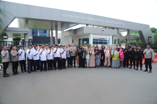 
					Polres Metro Tangerang Kota mengandeng warga jaga kamtibmas, sekaligus salurkan bantuan sosial.(ist)












