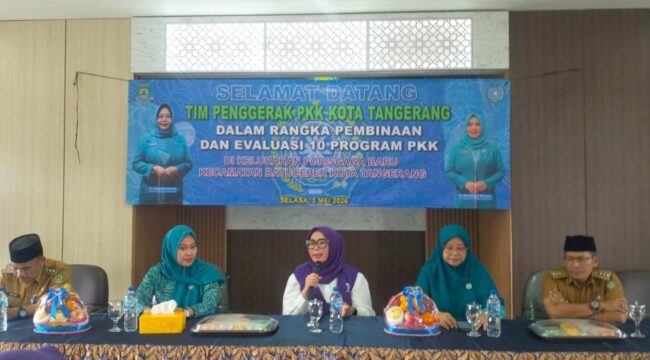 Wakil Ketua TP PKK Kota Tangerang, Rini Rizqiyya Maryono, saat memimpin pembinaan di Porisgaga Baru, Batuceper.(iwan)
