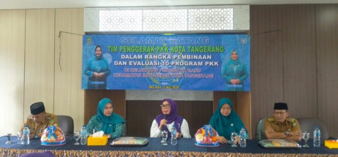 
					Wakil Ketua TP PKK Kota Tangerang, Rini Rizqiyya Maryono, saat memimpin pembinaan di Porisgaga Baru, Batuceper.(iwan)