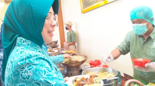 Ketua TP PKK Provinsi Banten, Tinawati Andra Soni, bersiap mencicipi nasi liwet yang ada di Dopamine Cafe di Balaraja, Tangerang.(iwan)
