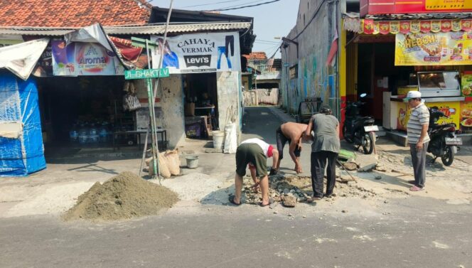 
					Warga di lingkungan RT 01/08, Kelurahan Gaga, Larangan, Kota Tangerang, bekerja bakti memasang paving block jalan.(ist)