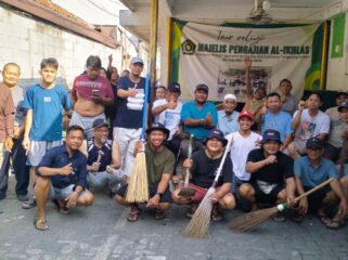 Warga di lingkungan RT 04/08, Kelurahan Cipondoh, Kota Tangerang, berfoto bersama usai kegiatan kerja bakti membersihkan lingkungan.(iwan/jagadbanten)