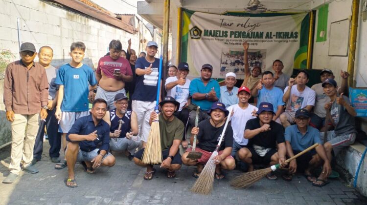 Warga di lingkungan RT 04/08, Kelurahan Cipondoh, Kota Tangerang, berfoto bersama usai kegiatan kerja bakti membersihkan lingkungan.(iwan/jagadbanten)