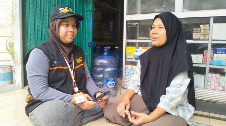 Nurmila saat didata Sensus Ekonomi di teras warung kelontongnya oleh petugas Sensus Ekonomi BPS Kota Tangerang.(iwan)