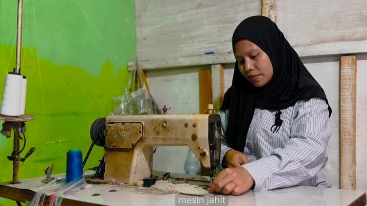 Ibu Ila dengan mesin jahitnya yang dibantu PNM Mekaar.(ist)